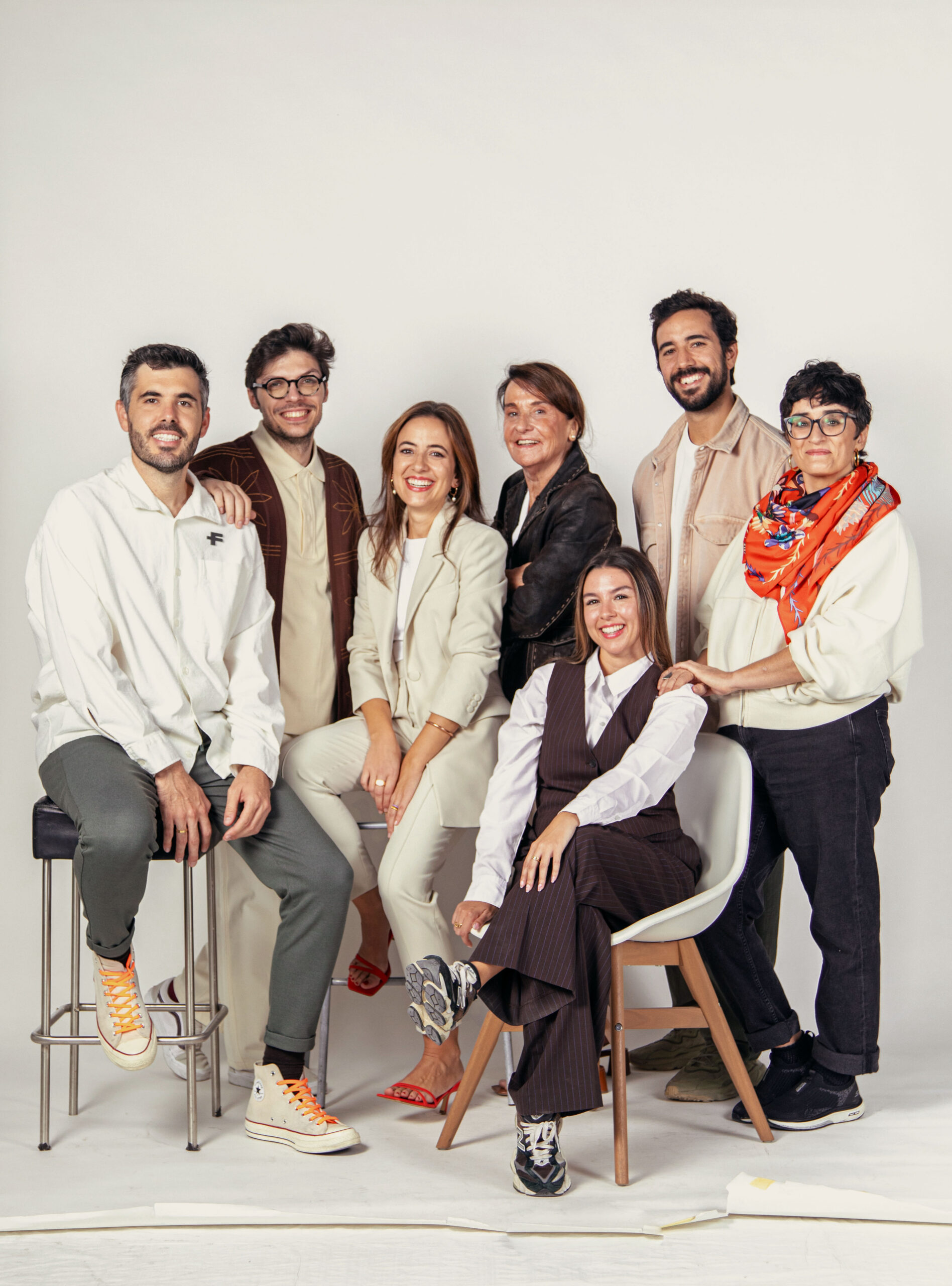 7 personas en estudio de fotografía agencia de eventos